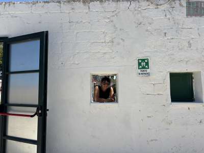 ...mentre due aperture nella parete servono come affaccio esterno del botteghino. Proprio da una di queste fa capolino la proprietaria Dionisia Cirasola, che ci invita ad entrare